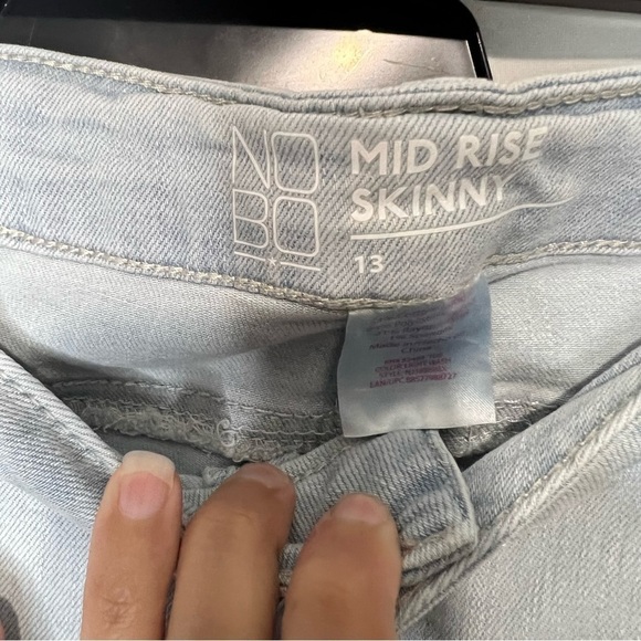 No boundaries distressed light wash skinny jeans in size 13 - Picture 9 of 12